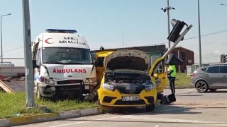 Edirnede ambulans ile taksi çarpıştı: 5 yaralı