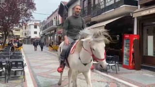 Edirnede beyaz atla caddeyi turlardı