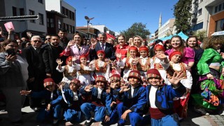 Edirnede Dünya Romanlar Gününde renkli görüntüler