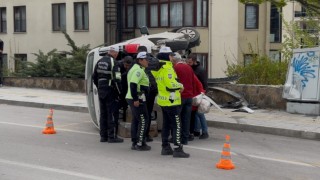 Edirnede kontrolden çıkan hafif ticari araç yan yattı: Sürücü yaralandı