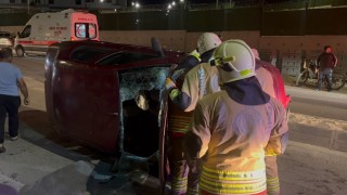 Edirnede refüje çarpıp yan yatan otomobildeki 2 kişi kurtarıldı