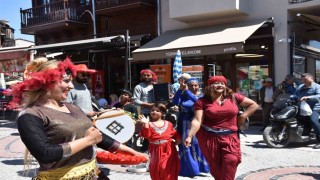 Edirne'de turistler romanların kakava davetine ortak oldu