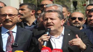 Eğitim-Bir-Sen Genel Başkanı Ali Yalçından saldırının yaşandığı okulun önünde açıklama