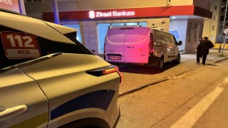 El freni boşalan minibüs duvara çarptı