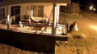 Elazığda çaldıkları eşyaları çarşafa sarıp götüren şüpheli yakalandı