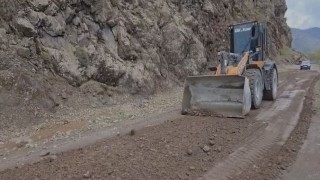 Elazığda heyelan nedeniyle kapanan köy yolu yeniden ulaşıma açıldı