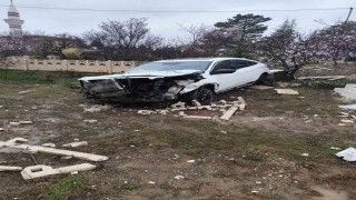 Elazığda otomobil mezarlığa girdi: 2 yaralı
