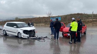Elazığda otomobiller çarpıştı: 3 yaralı