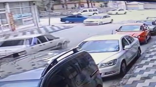 Elazığda otomobillerin çarpışma anı kameraya yansıdı