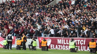 Elazığspor taraftarından polislere çiçek