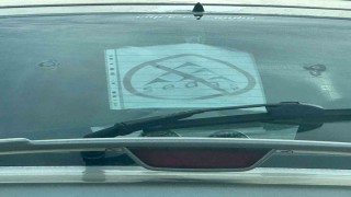 Elektrik şirketi bıktırınca tepkisini otomobilinin camına astığı özel tasarımlı afişle gösterdi