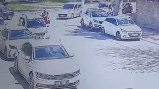 Elektrikli bisiklet park halindeki otomobile çarptı