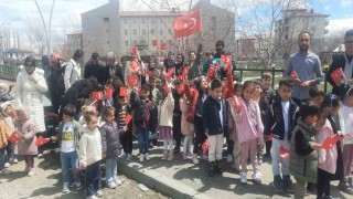 Eleşkirtte çocuklar ilk bayramlarını aileleriyle okulda kutladılar