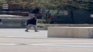Elinde silahla polise kendini ihbar etti, etrafa ateş açtı