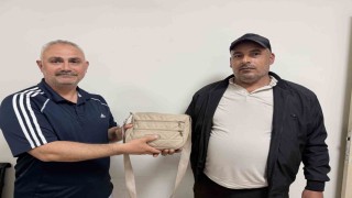 Emekli polis bulduğu içinde 250 bin TLlik döviz olan çantayı sahibine teslim etti