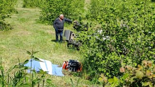 Emekli polis devrilen traktörün altında can verdi