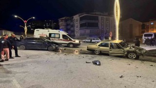 Emette iki araç çarpıştı: 2 yaralı