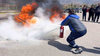 Erzincanda itfaiyeden kurum personeline yangın eğitimi