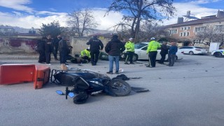 Erzincanda otomobil ile motosiklet çarpıştı: 1 yaralı