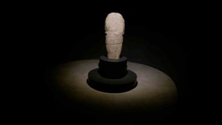 Erzurumda bulunan 2 bin 500 yıllık ‘taş baba heykeli ziyaretçilerin ilgi odağı oldu