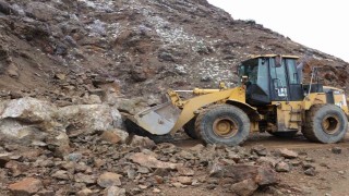 Erzurumda heyelan yolu kapattı