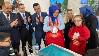 Erzurumda otizm farkındalığı için mavi balonlar gökyüzüne bırakıldı