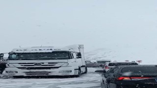 Erzurumda ulaşıma kar engeli