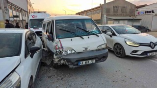 Eskişehirde 4 aracın karıştığı trafik kazasında 3 kişi yaralandı