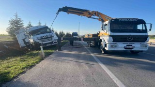 Ev eşyası yüklü tır şarampole devrildi