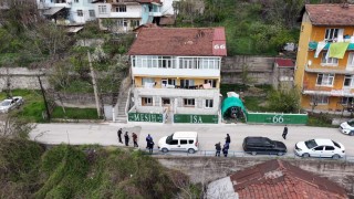 Evin çatısına ve önündeki çitlere yazılan yazılar ekipleri harekete geçirdi
