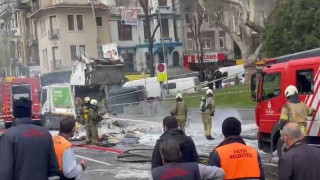 Fatihte çöp kamyonunda yangın: Cadde trafiğe kapatıldı