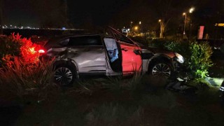 Fatihte yoldan çıkan otomobil taklalar atarak parka savruldu: 1 yaralı