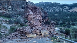 Fethiyede kaya düşmesi sonucu Faralya yolu ulaşıma kapandı