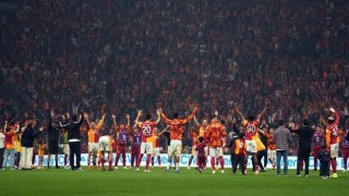 Galatasaray, derbi galibiyetini taraftarıyla kutladı