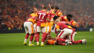 Galatasaray evindeki yenilmezlik serisini derbide sürdürdü