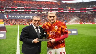 Galatasarayda 200. maçına çıkan Barış Alper Yılmaza plaket