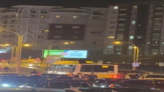 Galibiyet kutlamalarında Galatasaylı taraftar otobüsün üzerinde yolculuk yaptı