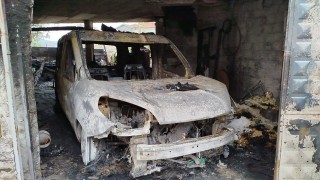 Garajda alevlere teslim olan 2 araç ve motosiklet kullanılmaz hale geldi