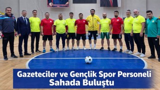 Gazeteciler ve Gençlik Spor Personeli Sahada Buluştu