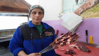 Gaziantepin kadın ciğer ustası müşterilerden tam not alıyor