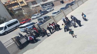 Gaziantepte lise önünde kurusıkı tabancalı saldırı paniği