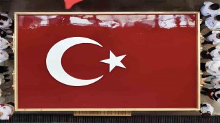 Geleneksel yöntemlerle dev Türk bayrağı yapıldı