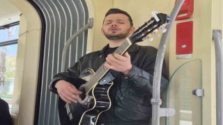 Genç müzisyen gitarıyla tramvayda konser verdi