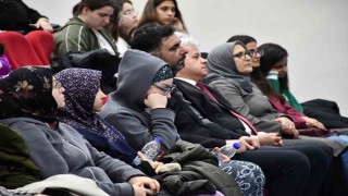 Gençlerin tarih konulu konferansa katılımı yoğun oldu