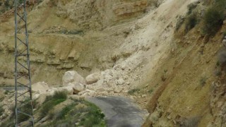 Gercüşte dev kayalar yolu kapattı