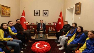 Gökçeadanın şampiyon kızları kaymakamlık makamında ağırlandı