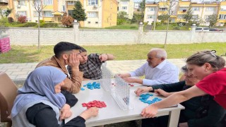 Gönüllü gençlerden alzheimer hastalarına moral desteği