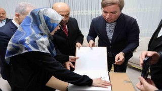 Görme engelli hafıza Vali Aydoğdudan Braille alfabesiyle yazılmış Kuran hediye