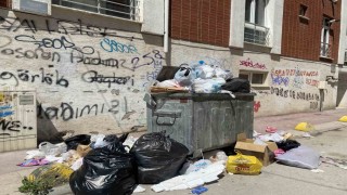 Güllük Mahallesinde yetersiz çöp konteynırı sebebiyle çöpler yollara taştı