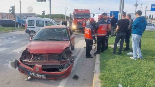 Hafif ticari araç ile otomobil çarpıştı: 4 yaralı